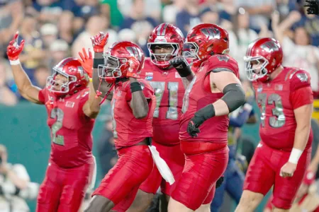 Notre Dame overcomes slow start, beats Wisconsin 41-13 at Lambeau